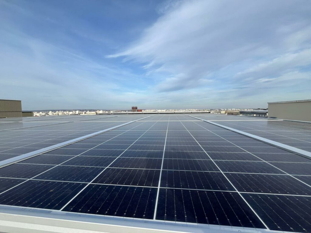 Panneaux photovoltaïques Photowatt sur le toit du Village Olympique des JO 2024