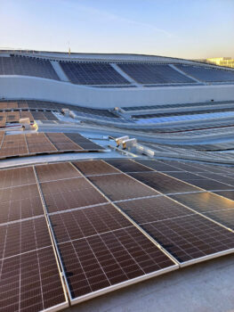 Panneaux photovoltaïques sur le toit du Centre Aquatique des JO 2024