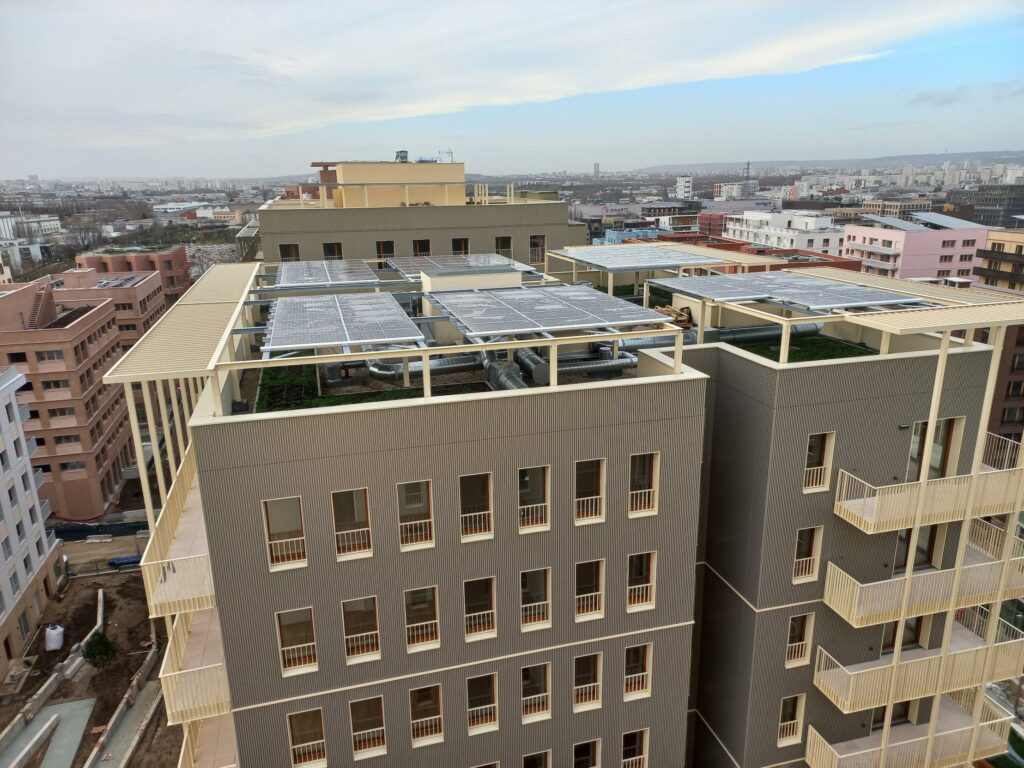 Vue sur les toits du Village Olympiques des JO 2024 avec des panneaux photovoltaïques Photowatt