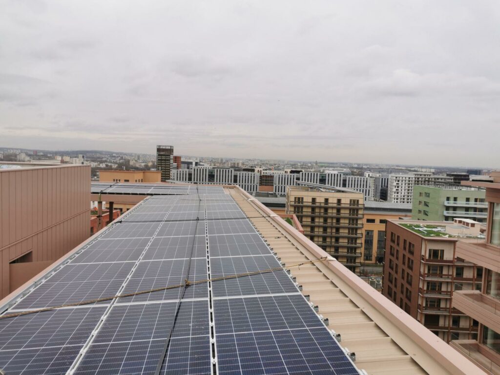 Nos panneaux photovoltaïques sur les ombrières des toits du Village Olympique des JO 2024